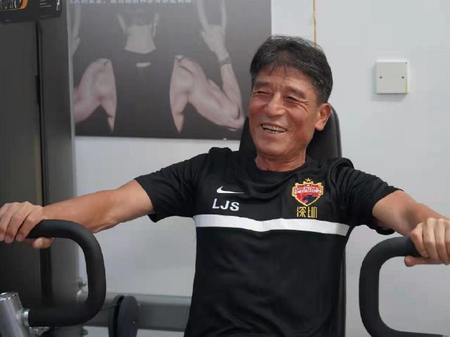 劲头实足的乐坛天后J（容祖儿 饰），天天快马加鞭地穿梭各类型工作，糊口忙得喘不外气。当脱下富丽舞衣，卸下妆容后身心累得一片空缺。但对事业布满斗心的她仍但愿尽力拓展国内市场，令事业再创岑岭。在熟悉了瞽者推拿师胡明（胡歌 饰）以后，对糊口燃起爱火，对忙碌的工作起头疏离厌倦，掮客人Man（杜汶泽 饰）为保住J的天后位置，剧烈否决。R（林欣彤 饰）一夜成名成为乐坛新贵，更被视为要挟 J 的实力新人，对演艺界的奢糜复杂糊口，既神驰又惊慌，但却渐与普通低薪的男朋友 K（陈家乐 饰） 间隔愈来愈远，没法再维系这段豪情……                                  　　摆布她们命运的掮客人Man，操纵各种卑劣的手段，让J和R，从名不经传的爱唱歌的普通女子，将她们培育成乐坛天后和天才新人，两个本来纯洁喜好唱歌的女子，命运交织，履历数段刻骨豪情的锤炼，从头确认本身的声音，找到本身的恋爱。